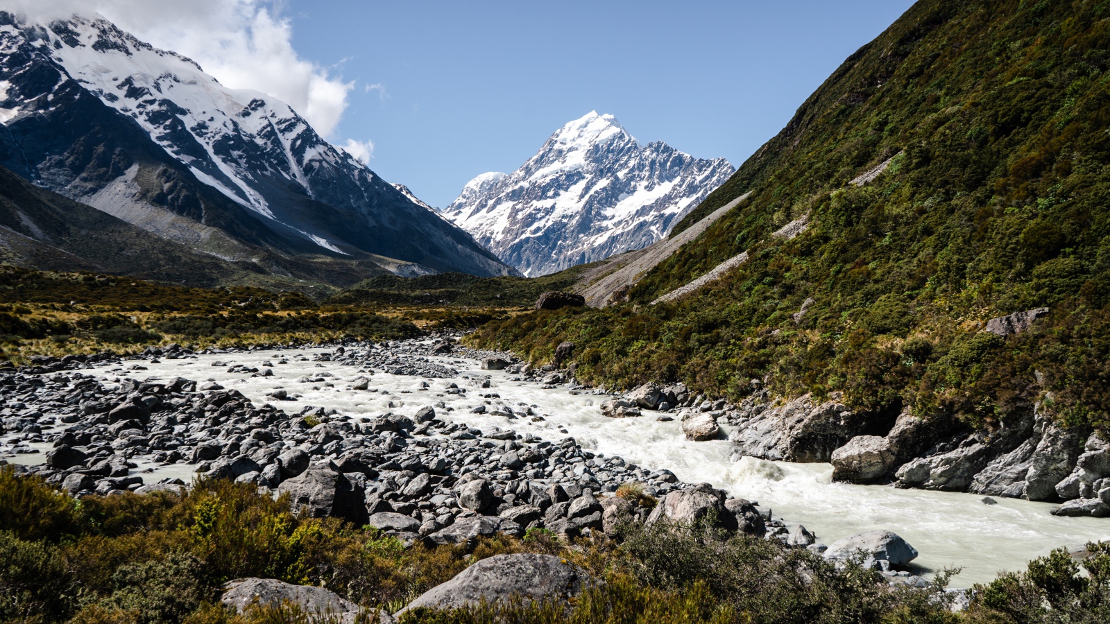 Заледеневшая река на фоне заснеженных гор 