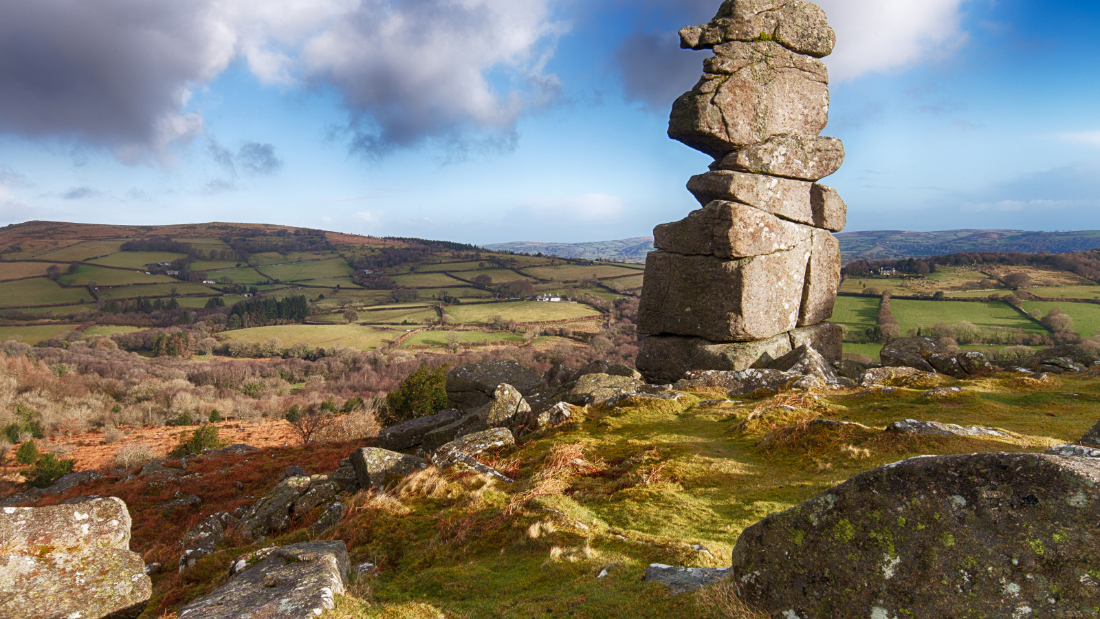 Каменный монумент на вершине холма
