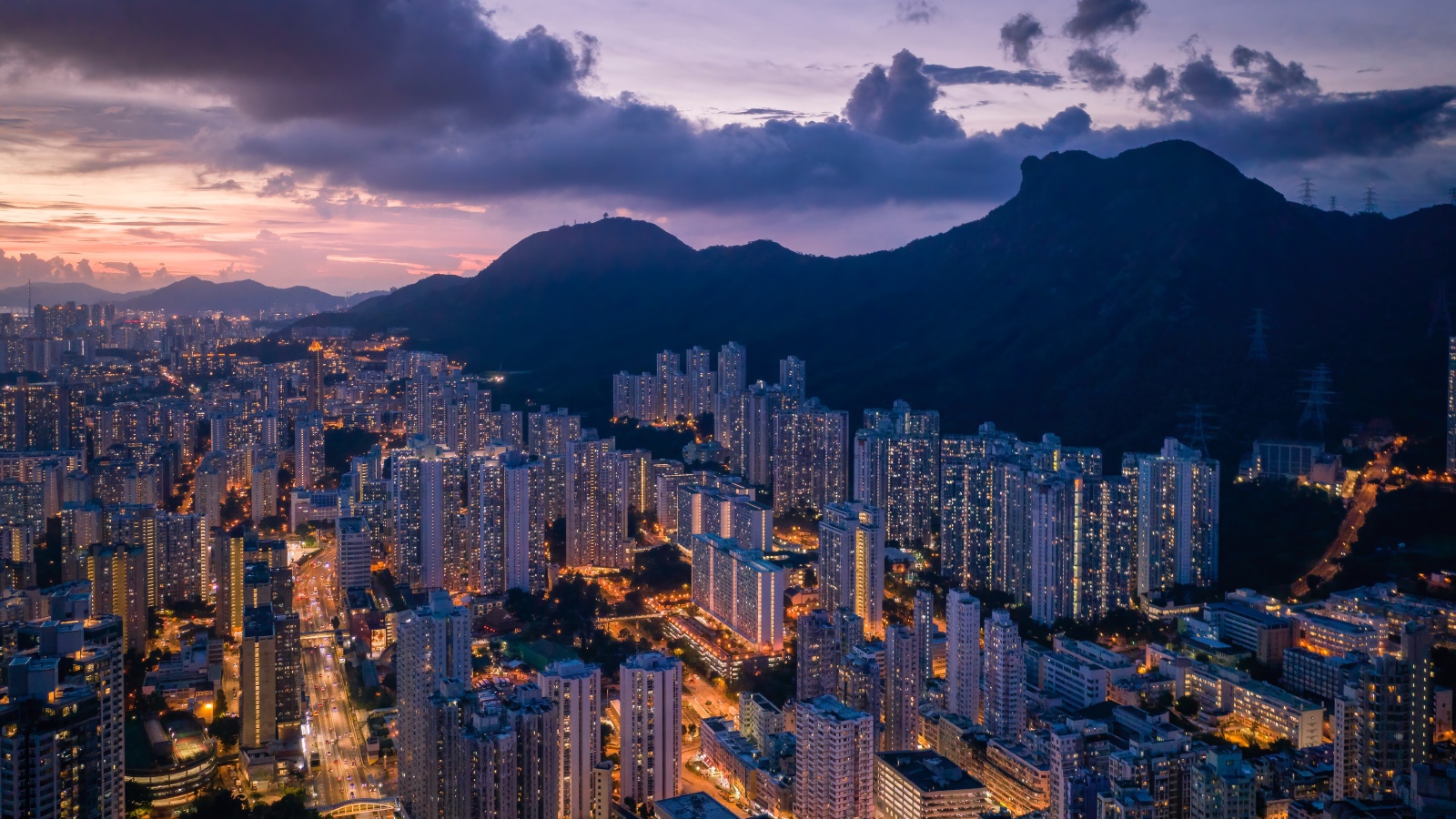 Красивый вид на ночные небоскребы у подножия горы