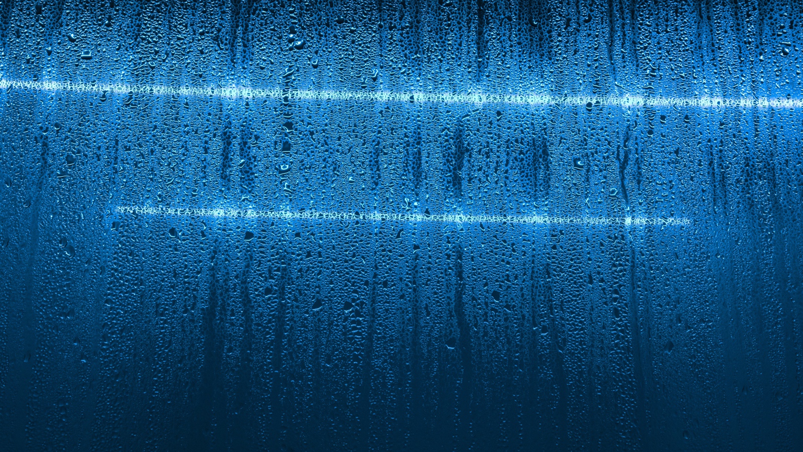 Мокрая голубая стена с белыми линиями