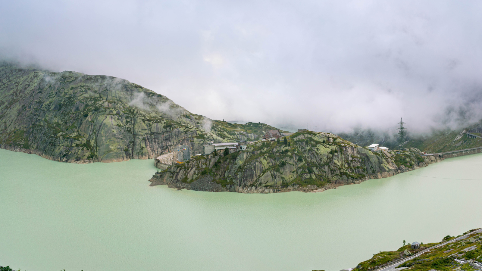Залив в горах туманным утром,Швейцария