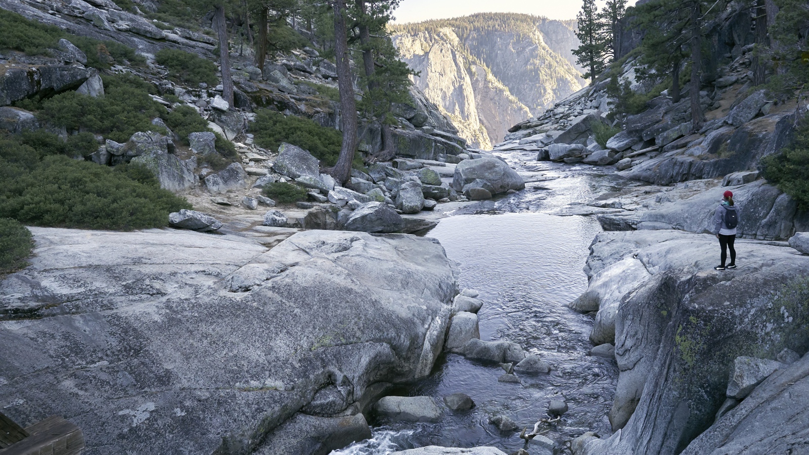 Красивая горная река с каменными берегами
