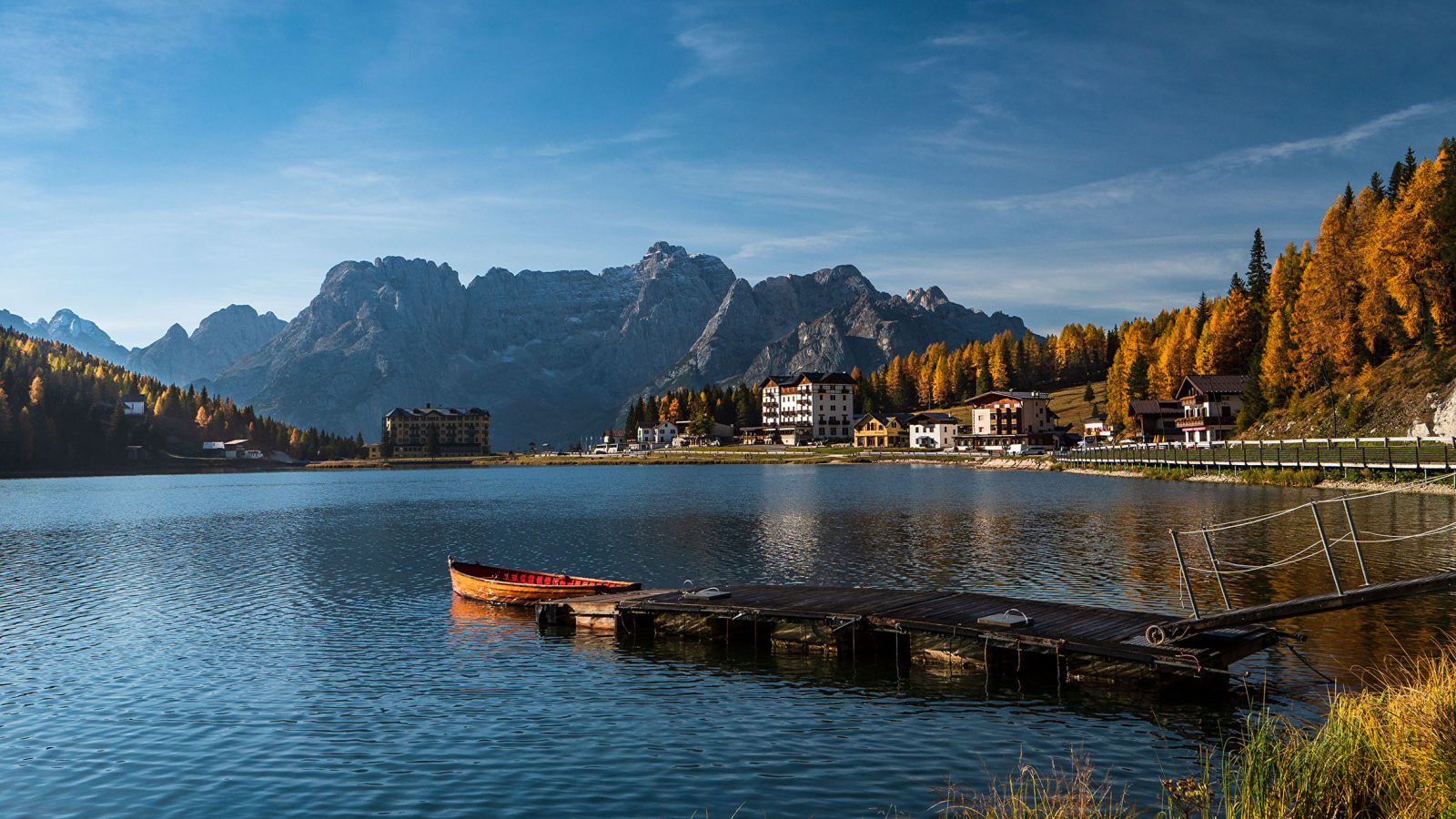 Спокойное озеро в лучах солнца в горах, Италия