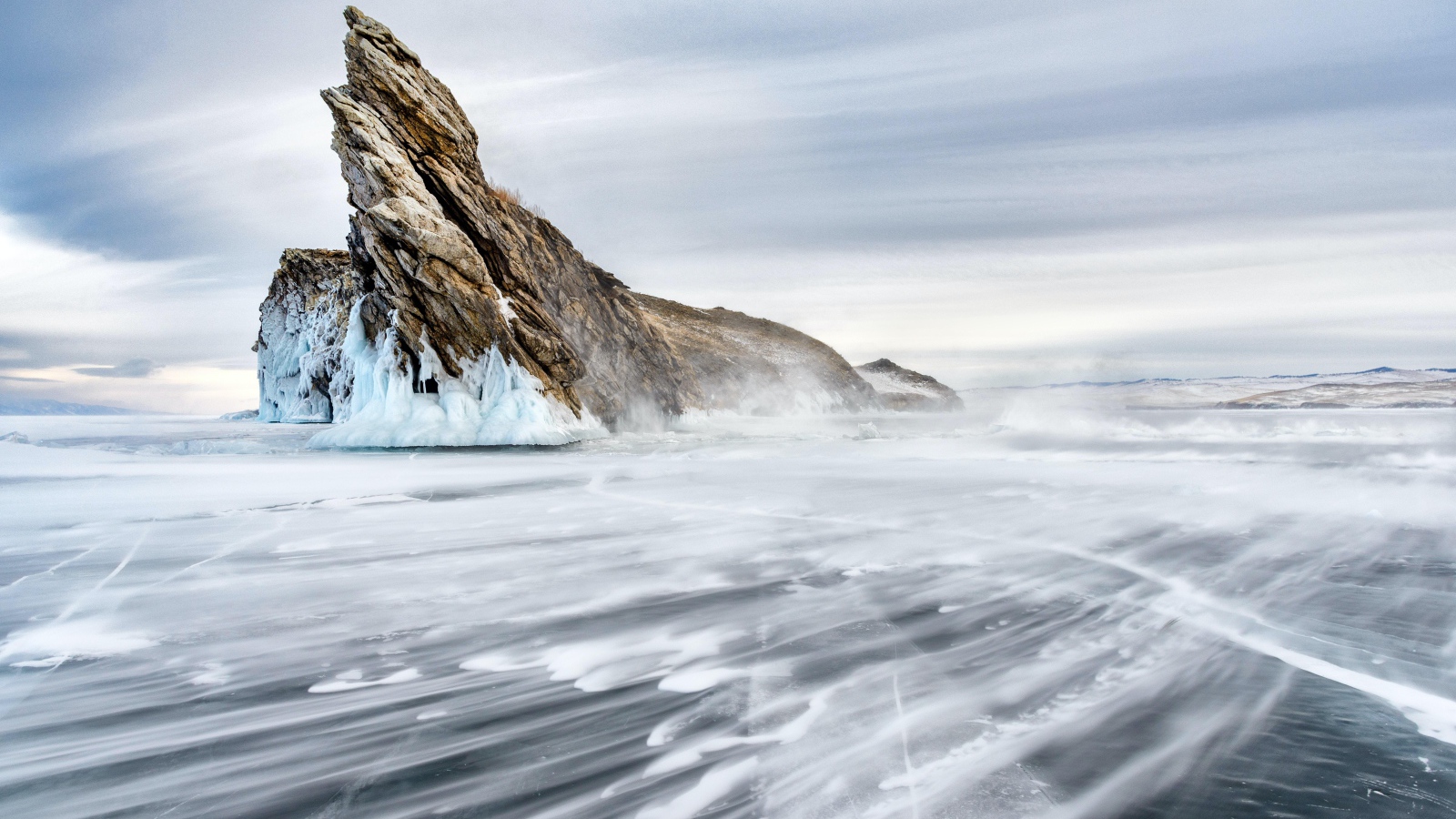 Гора в заледеневшем озере Байкал 