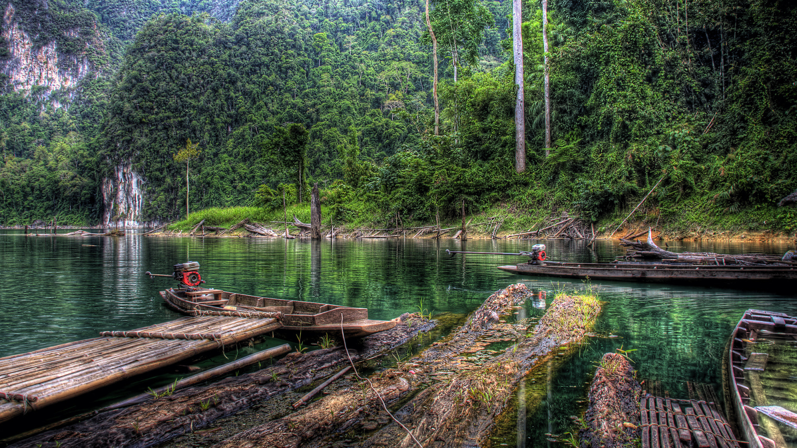 Старые деревянные лодки на берегу реки