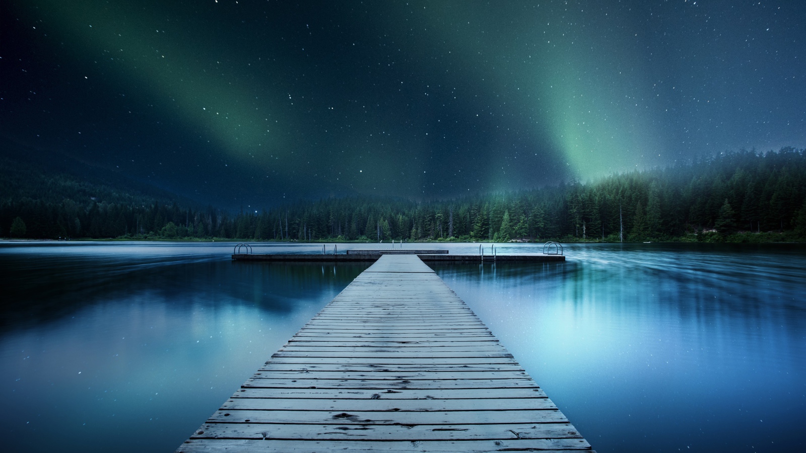 Деревянный мост на озере под красивым ночным небом