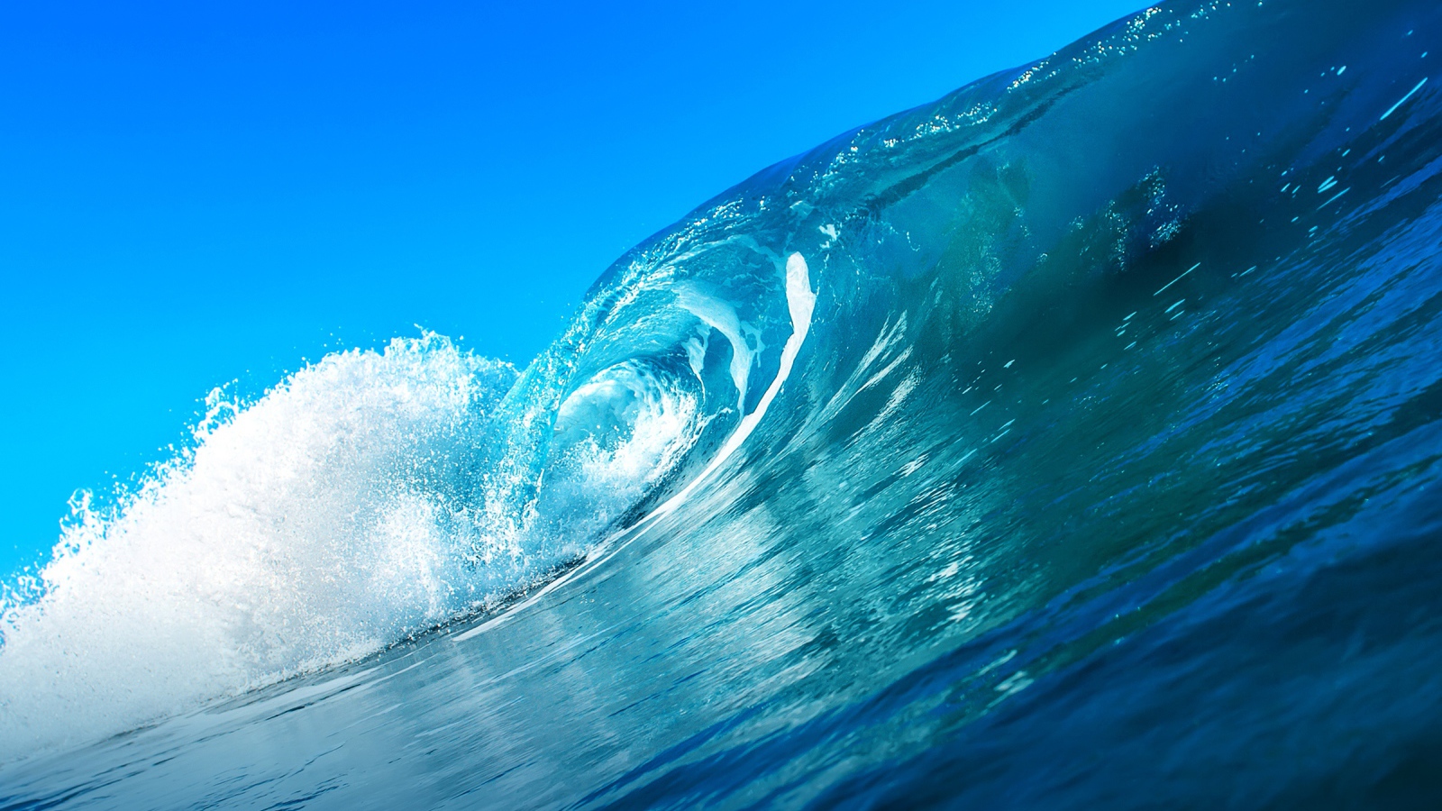 Красивая голубая волна в океане 