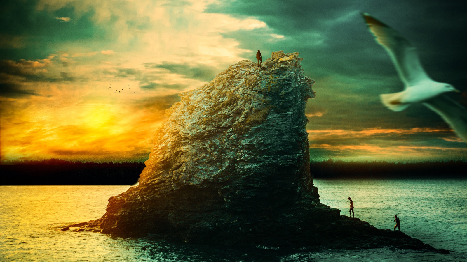 Скала в море на закате солнца