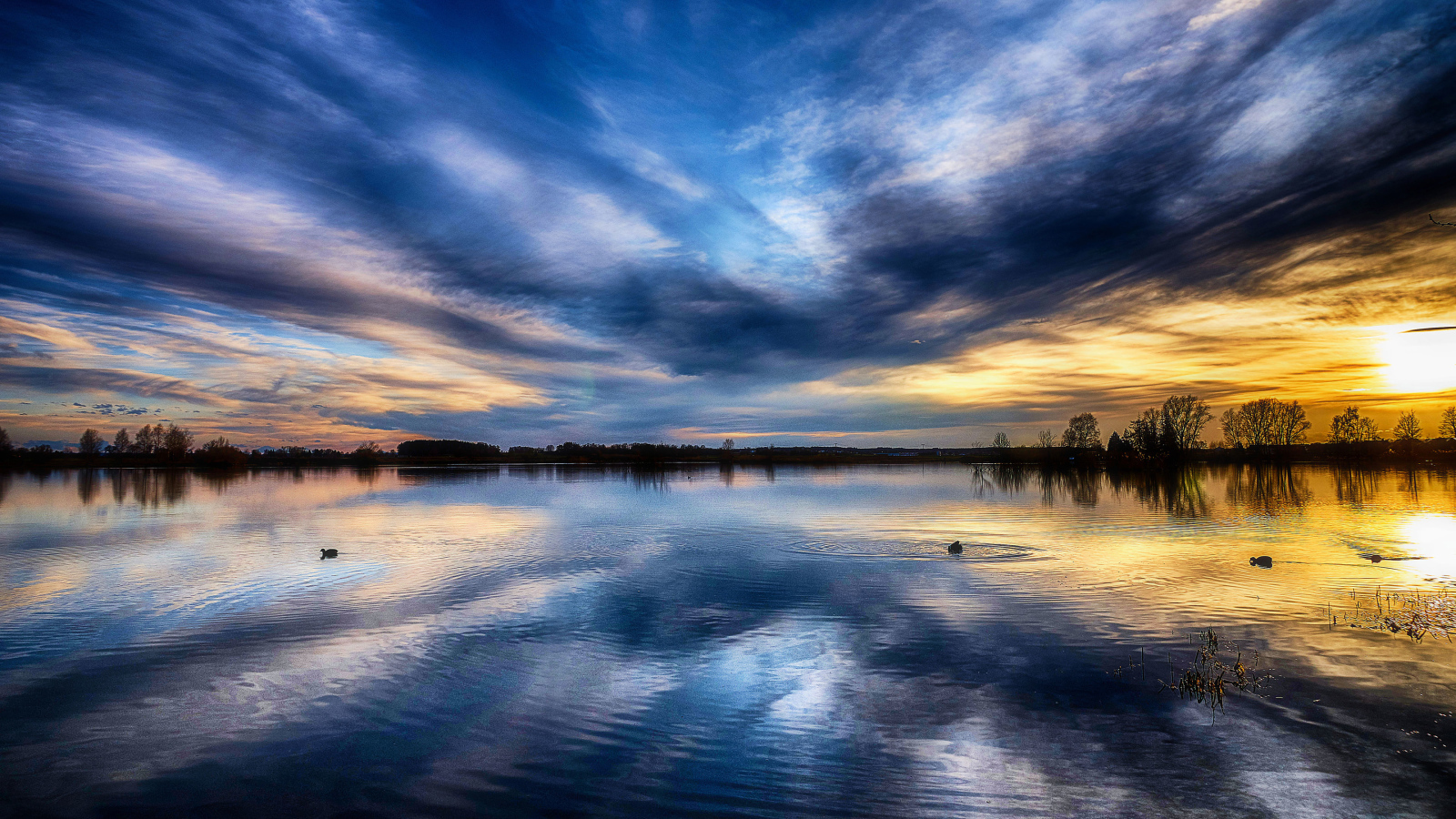 Красивое небо на закате отражается в озере