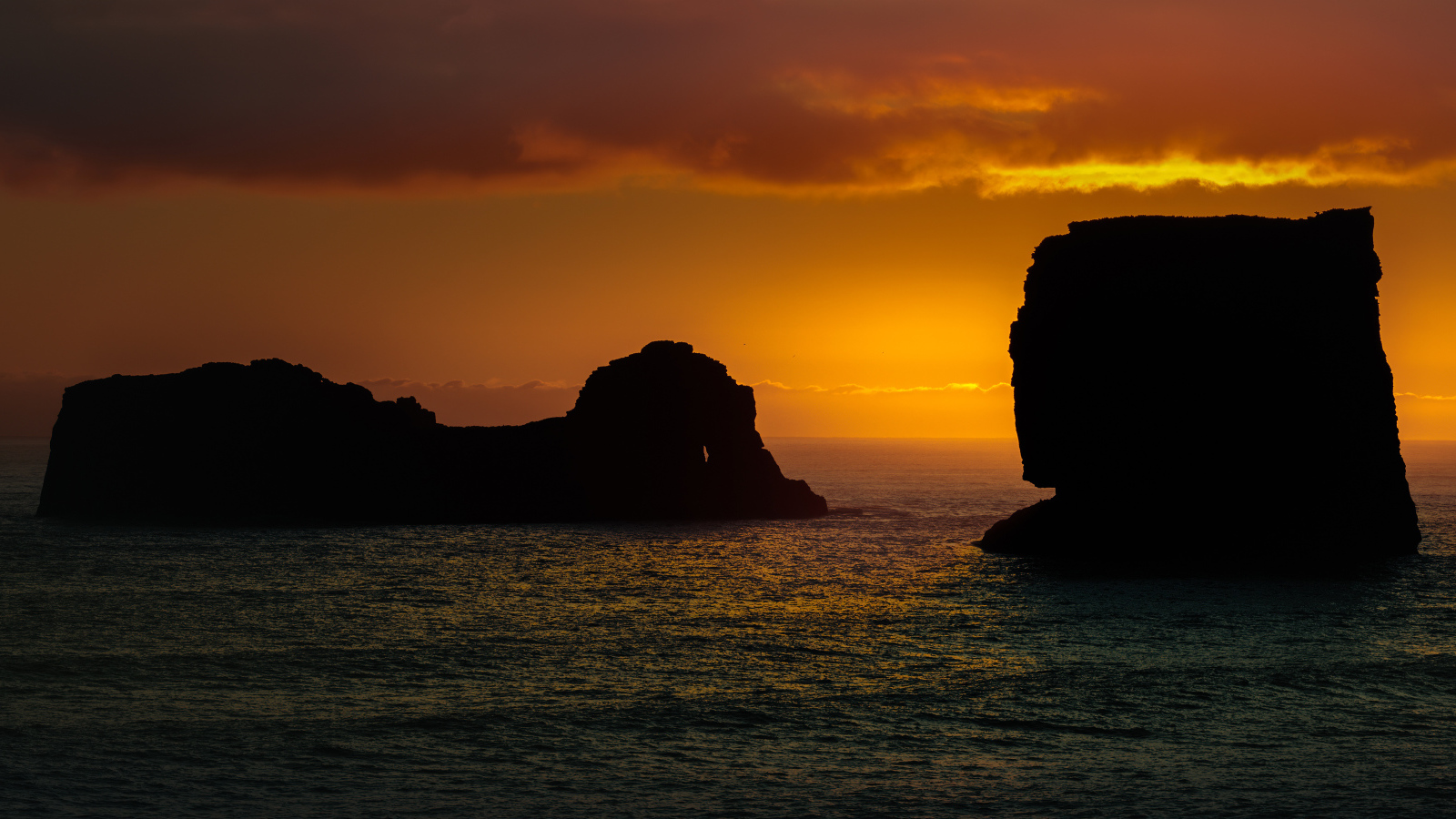 Скалы в море на закате солнца  