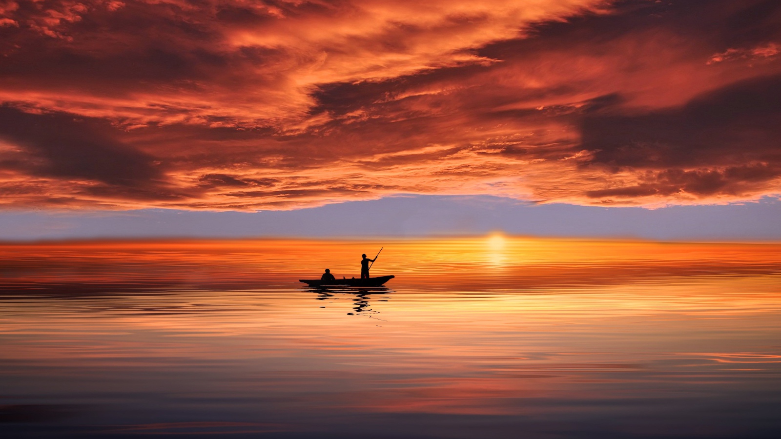 Низкое красное небо над морем на закате 