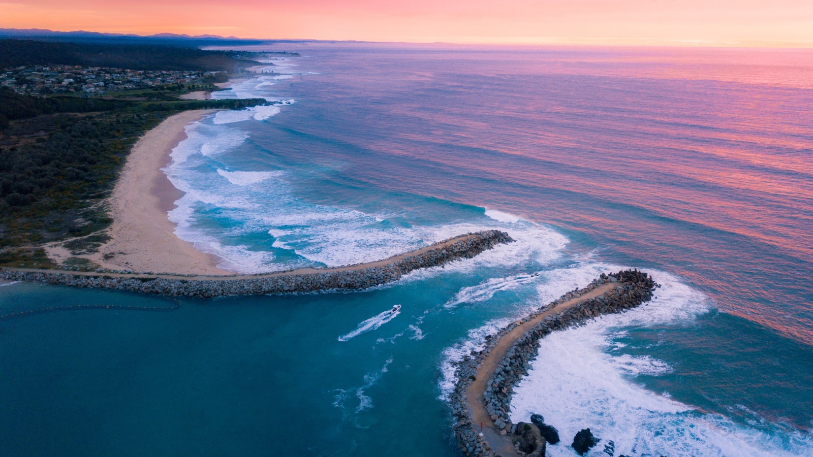 Розовый закат над океаном