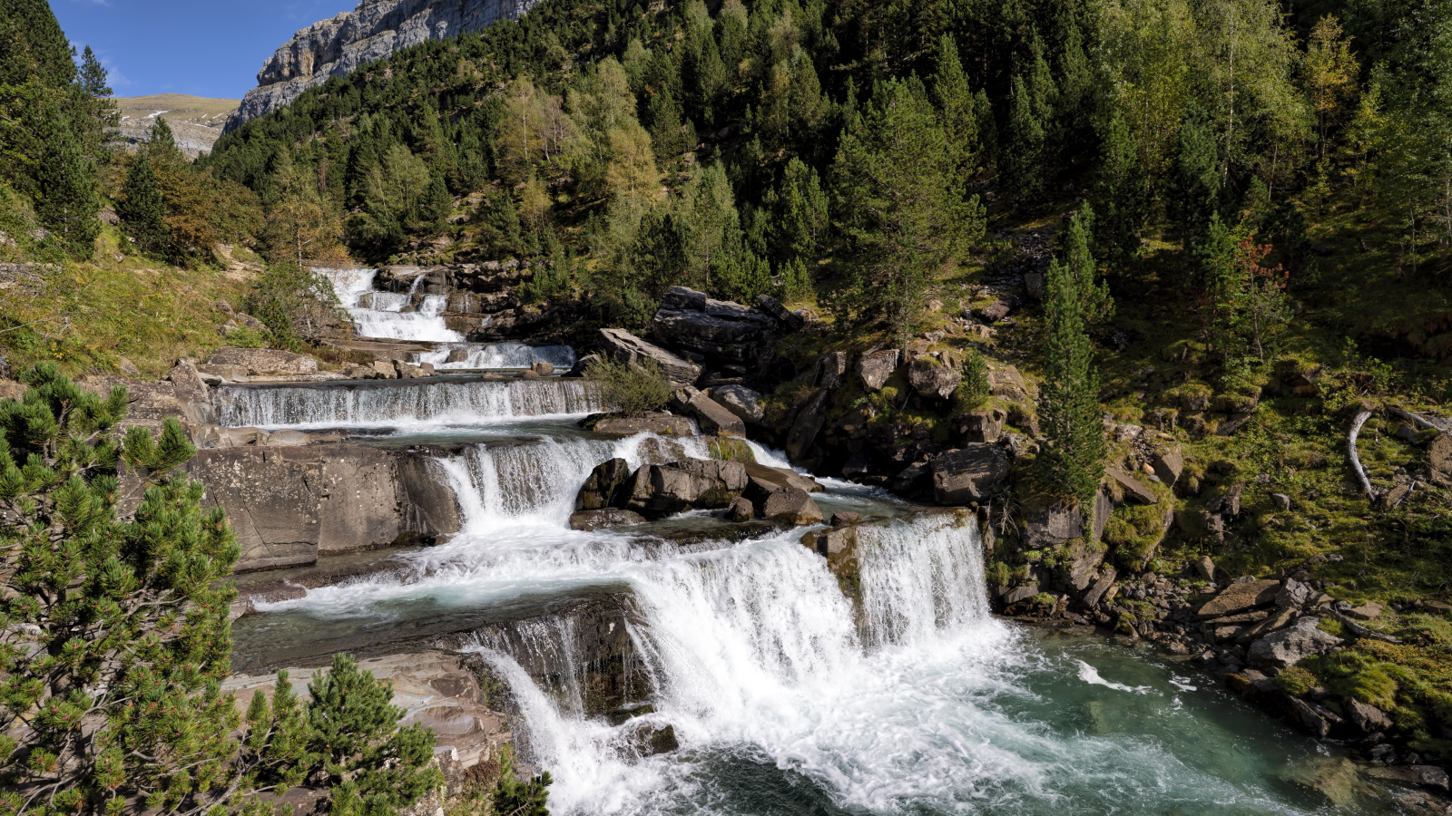 Красивые каскады водопада у скалы 