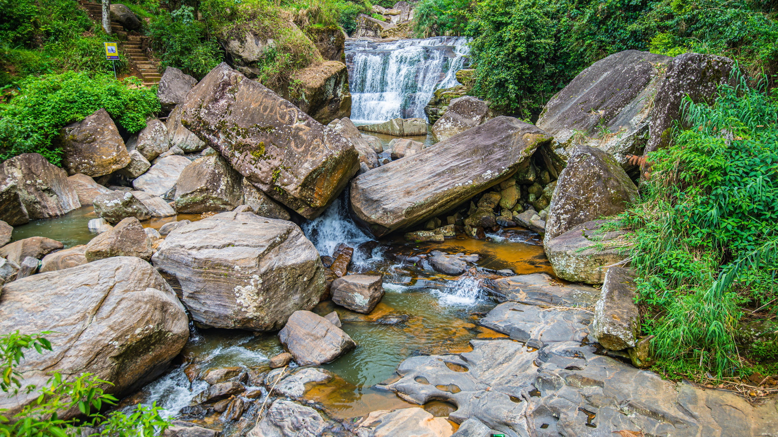 Лесной водопад стекает по огромным камням
