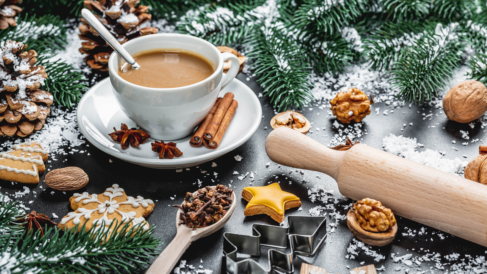 Чашка горячего какао на столе  еловыми ветками и орехами