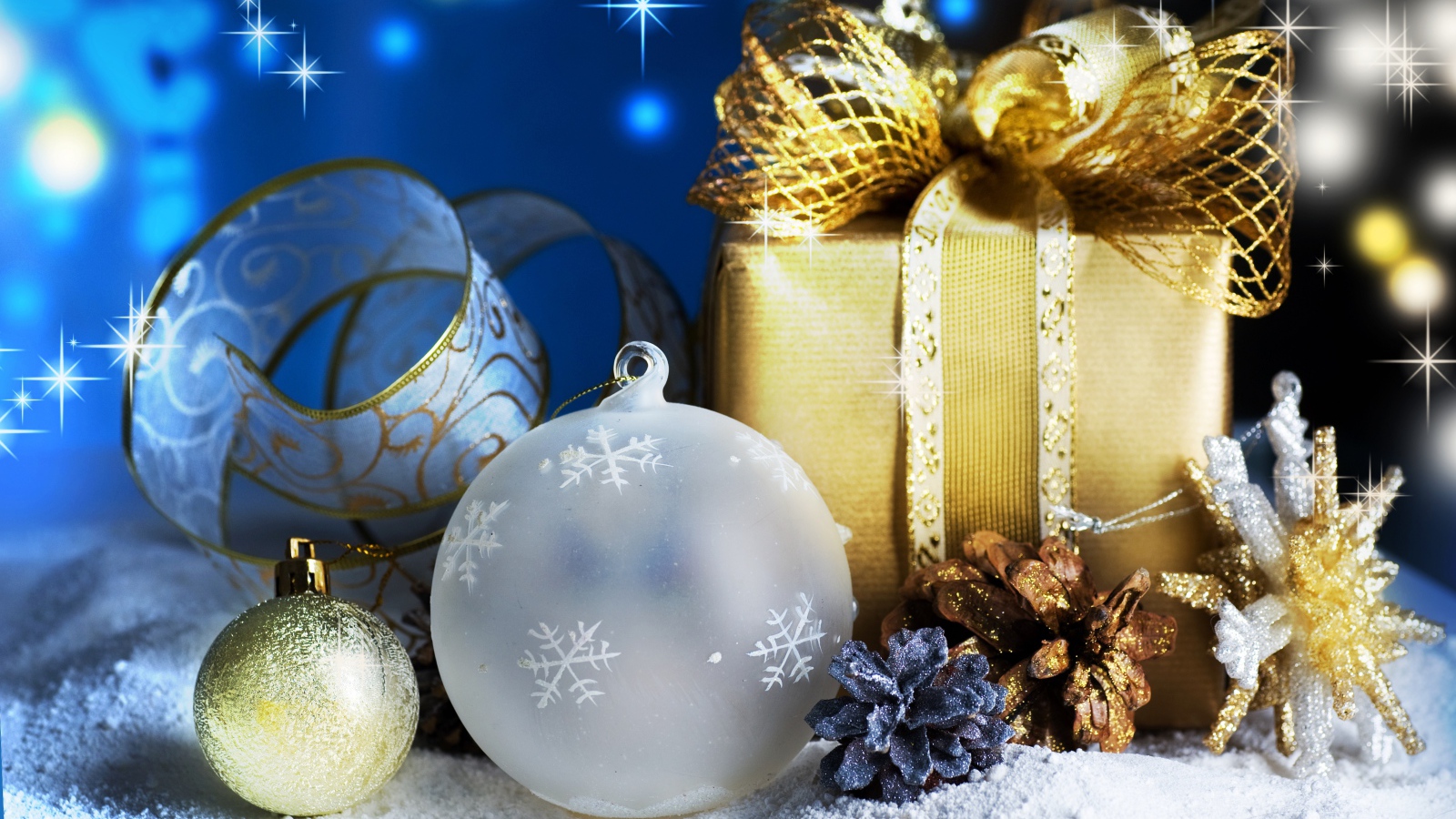 Красивые елочные игрушки и подарок крупным планом