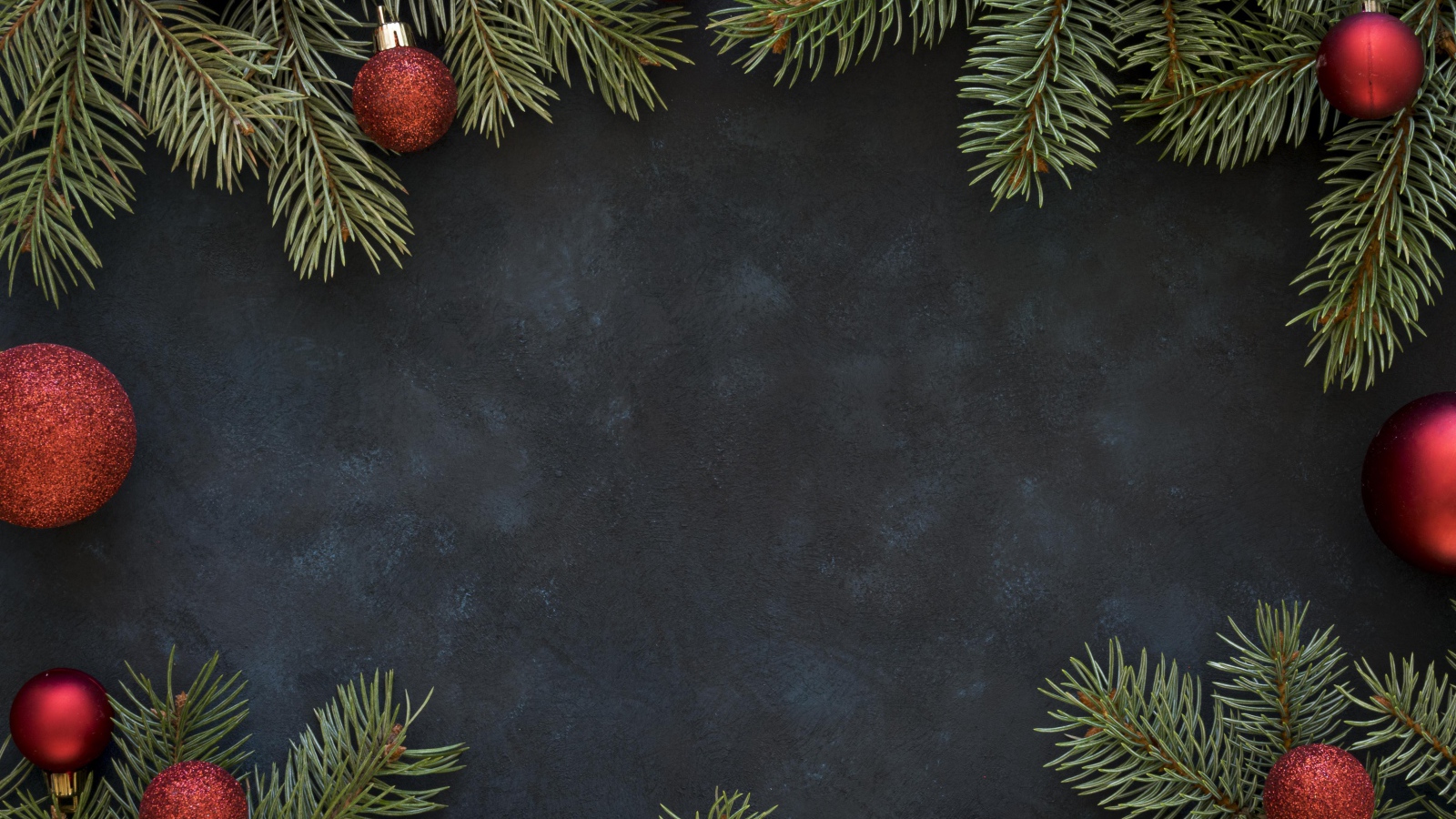 Елочные ветки с красными шариками, фон для новогодней открытки 