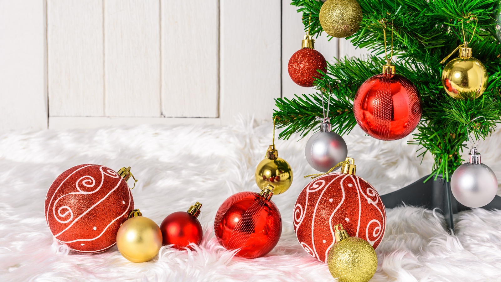 Красные и золотистые шарики с елкой на новый год 