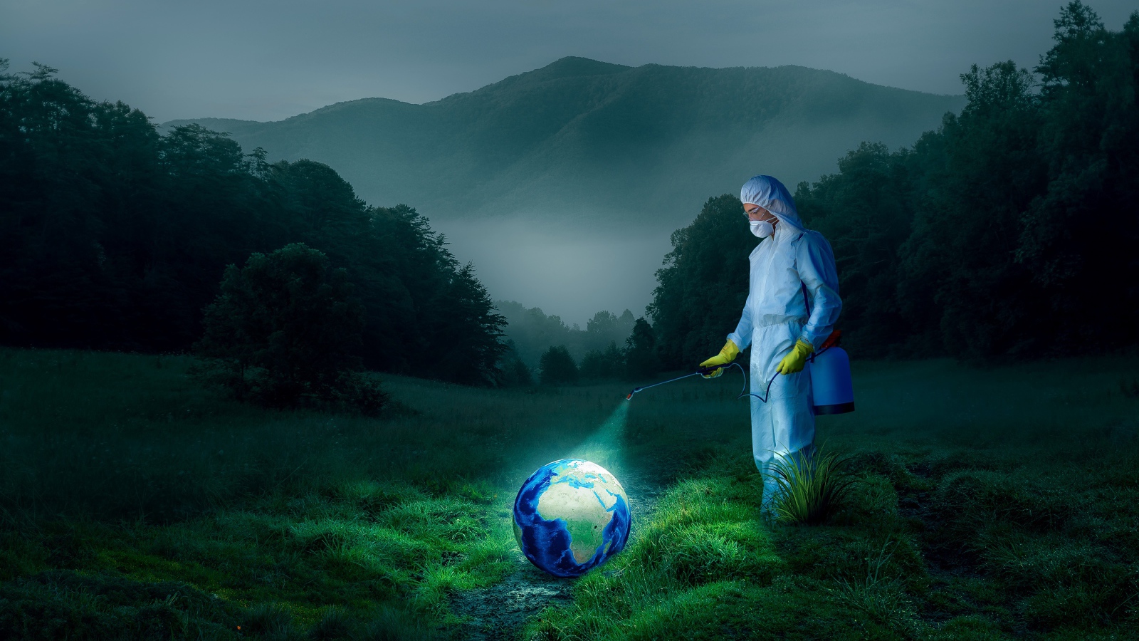 Мужчина обрабатывает землю от вирусов