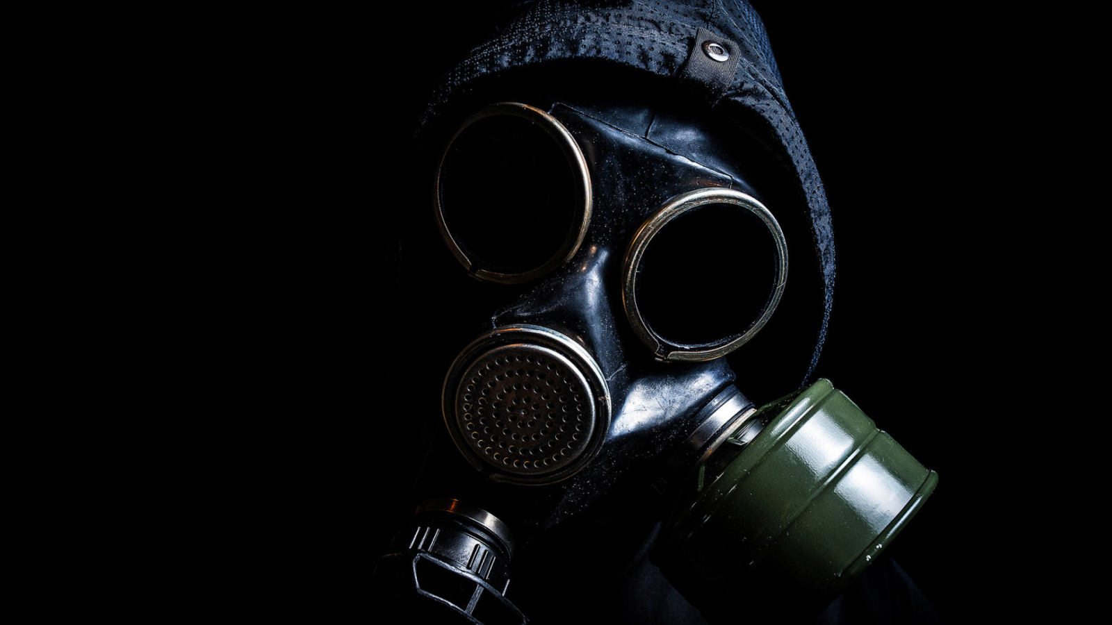 Парень в противогазе на черном фоне, пандемия коронавирус