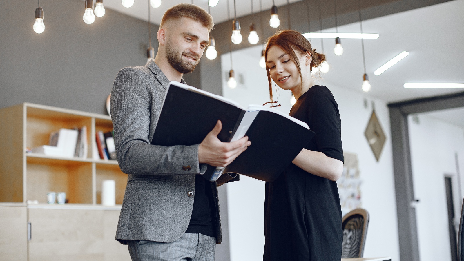 Мужчина и девушка с договором в офисе