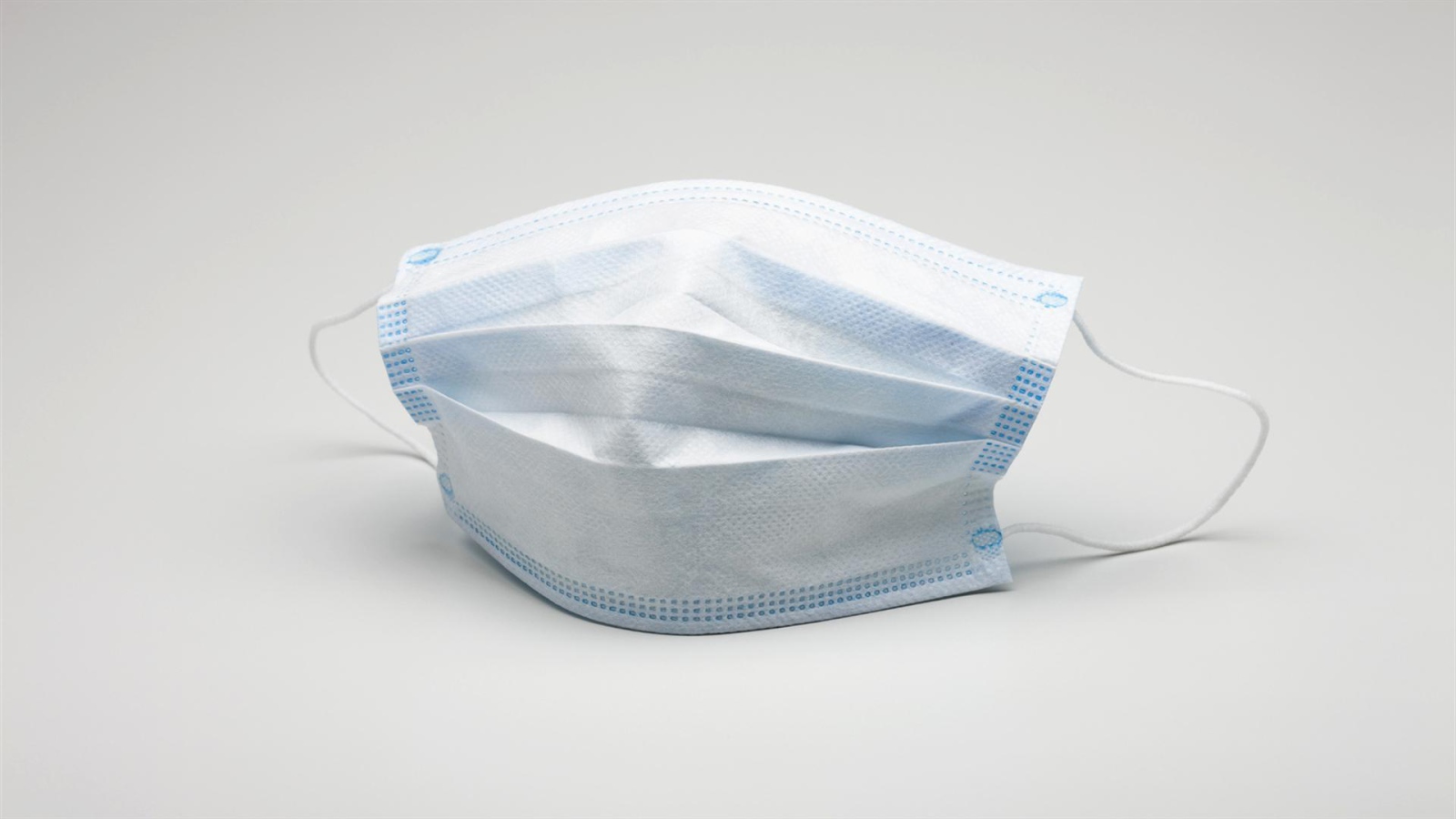 Медицинская маска защита от коронавирус covid-19 на сером фоне