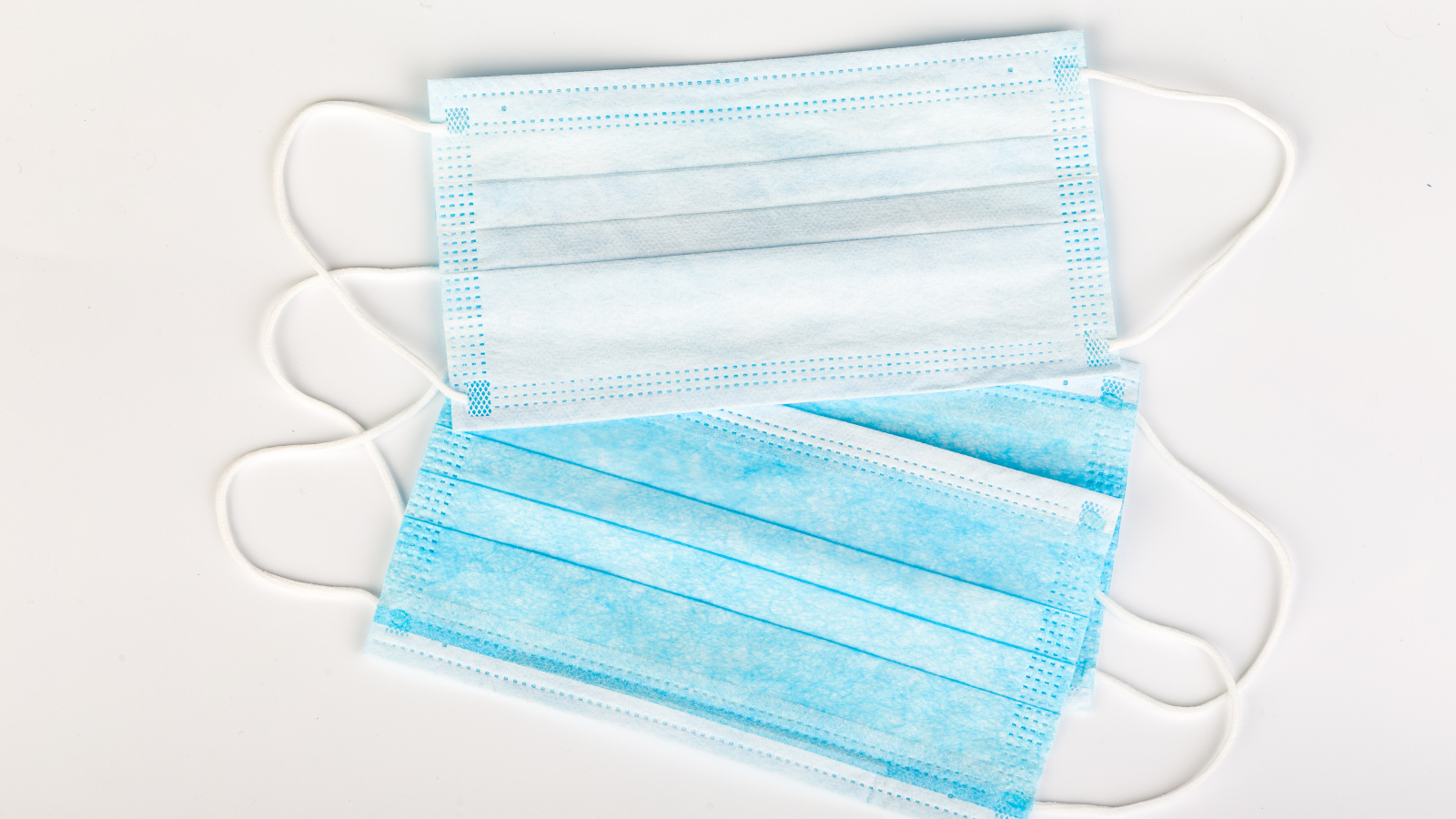 Медицинские маски на сером фоне, коронавирус covid-19