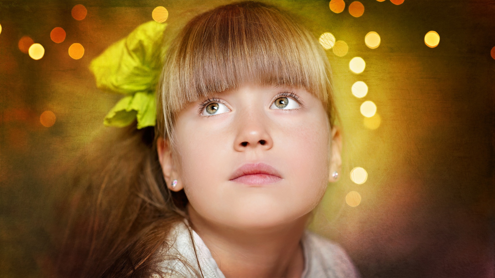 Лицо красивой девочки с бантом в волосах