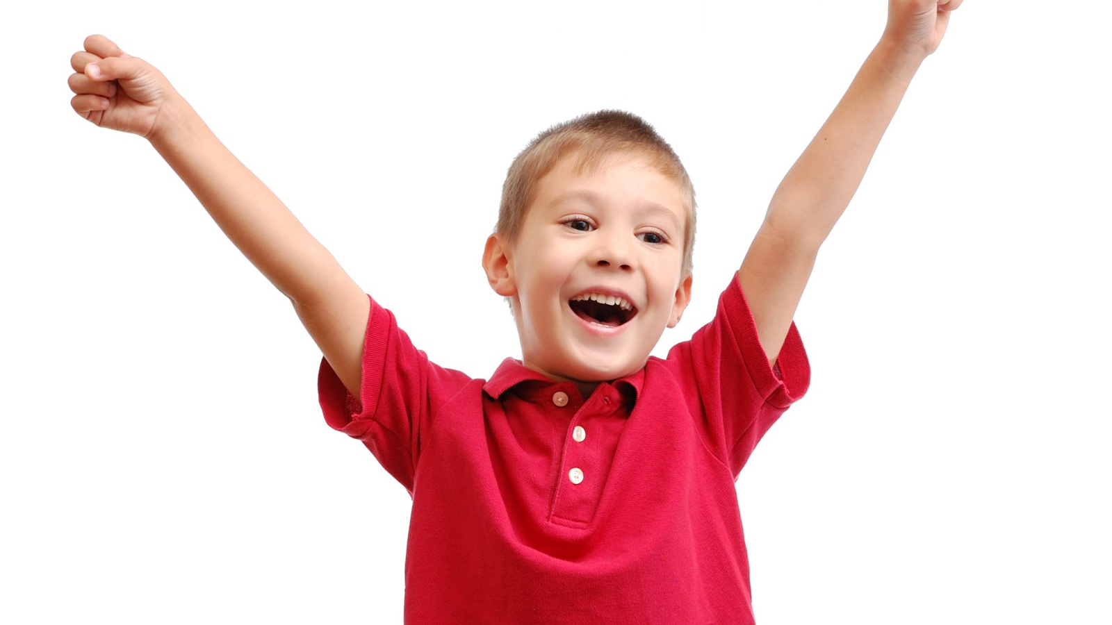 Счастливый мальчик в красной рубашке на белом фоне
