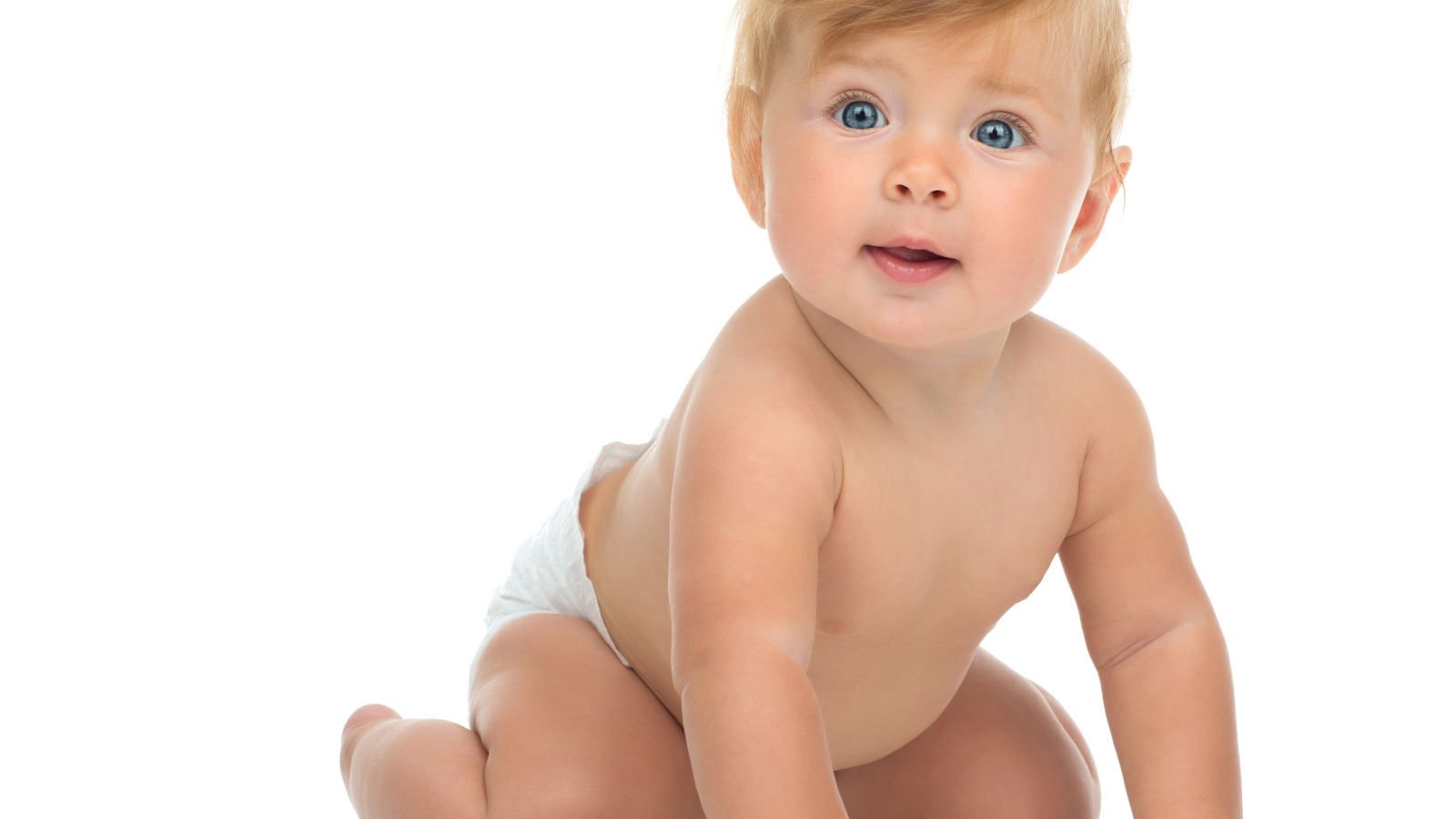 Маленький голубоглазый ребенок на белом фоне