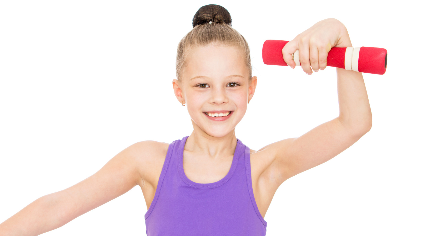 Маленькая девочка занимается с гантелей на белом фоне