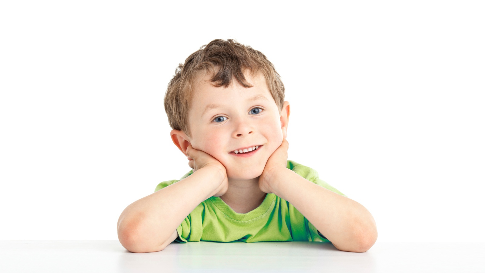 Маленький улыбающийся голубоглазый мальчик на белом фоне
