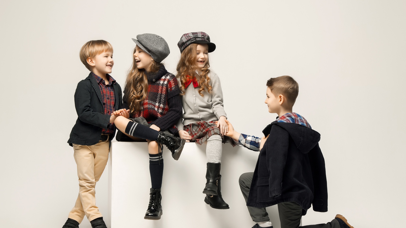 Маленькие стильные дети на сером фоне