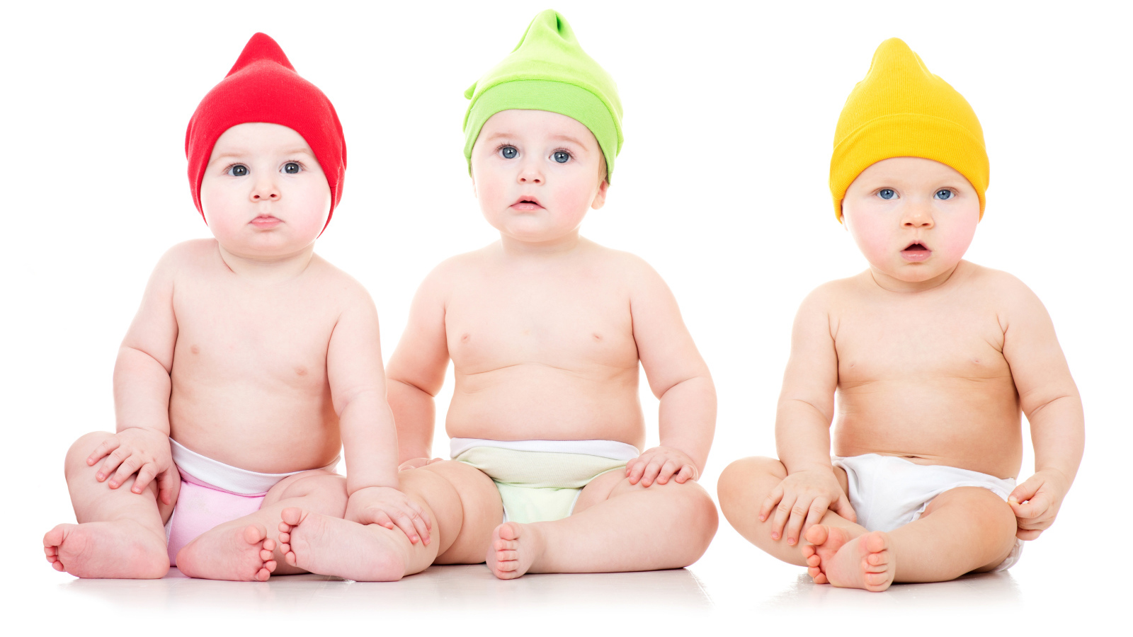 Три маленьких  мальчика на белом фоне