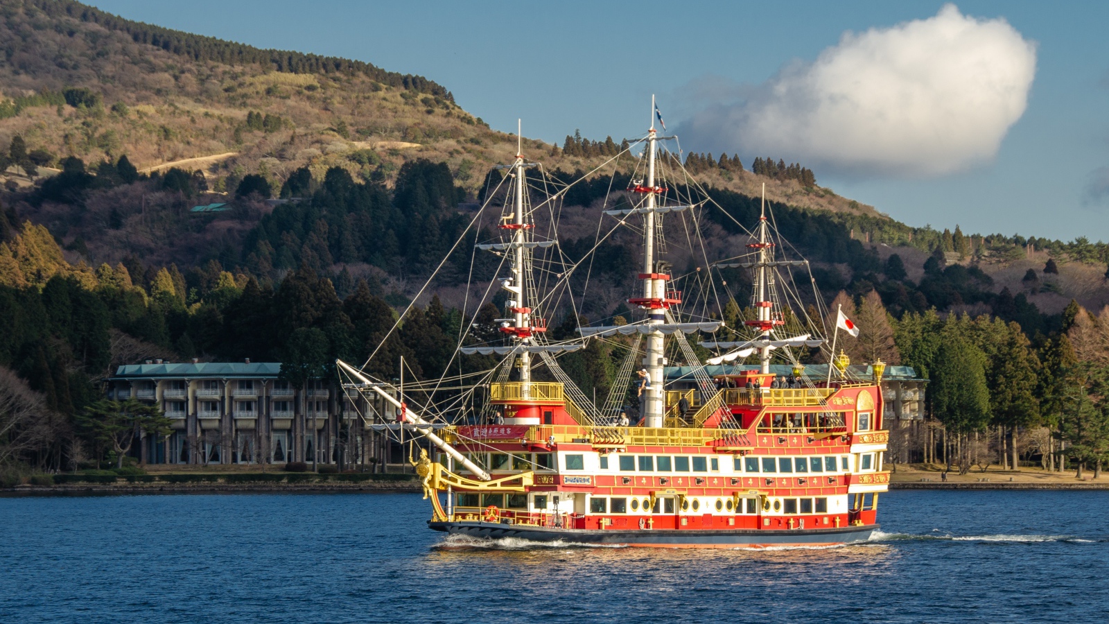 Большой красивый корабль в море 