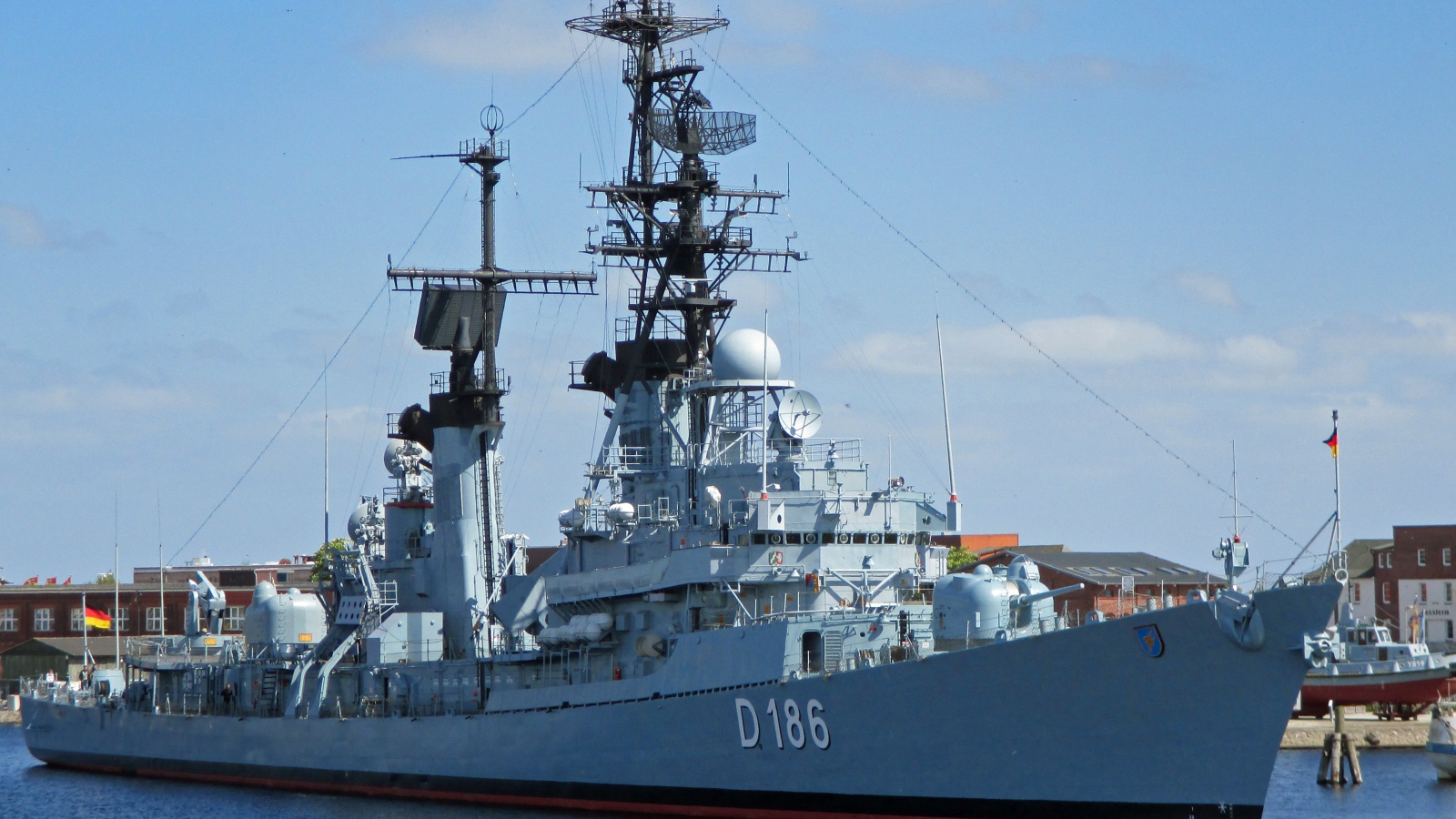 Эскадренный миноносец выходит в море