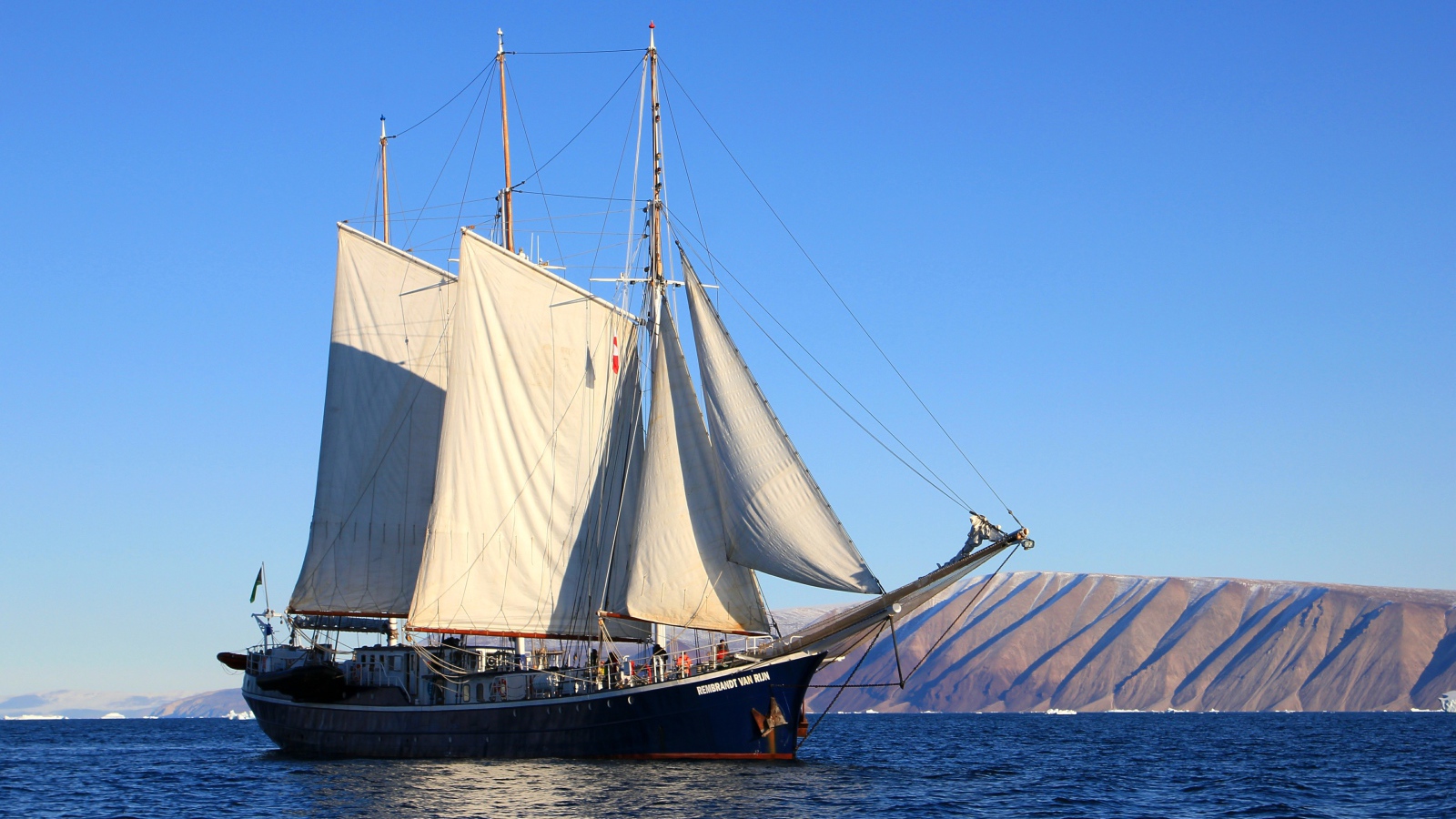 Большая парусная яхта REMBRANT VAN RUN  в море
