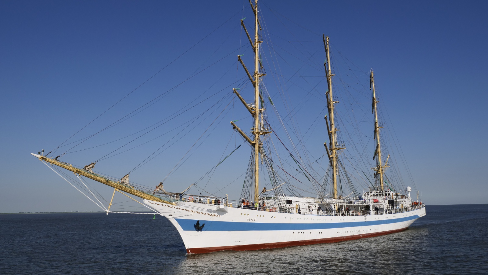 Большой корабль с опущенными парусами в море 