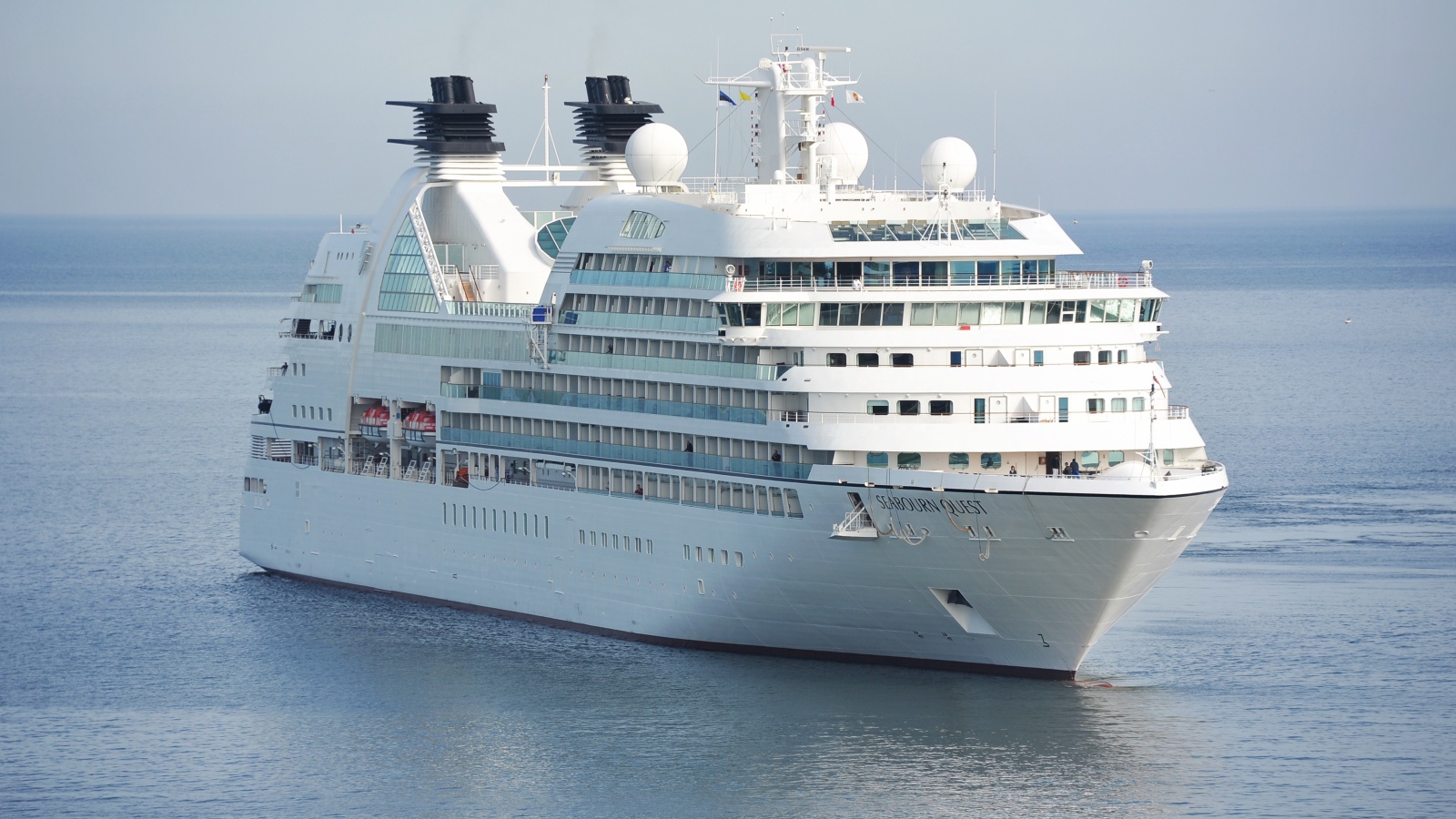 Большой белый круизный лайнер SEABOURN QUEST в море