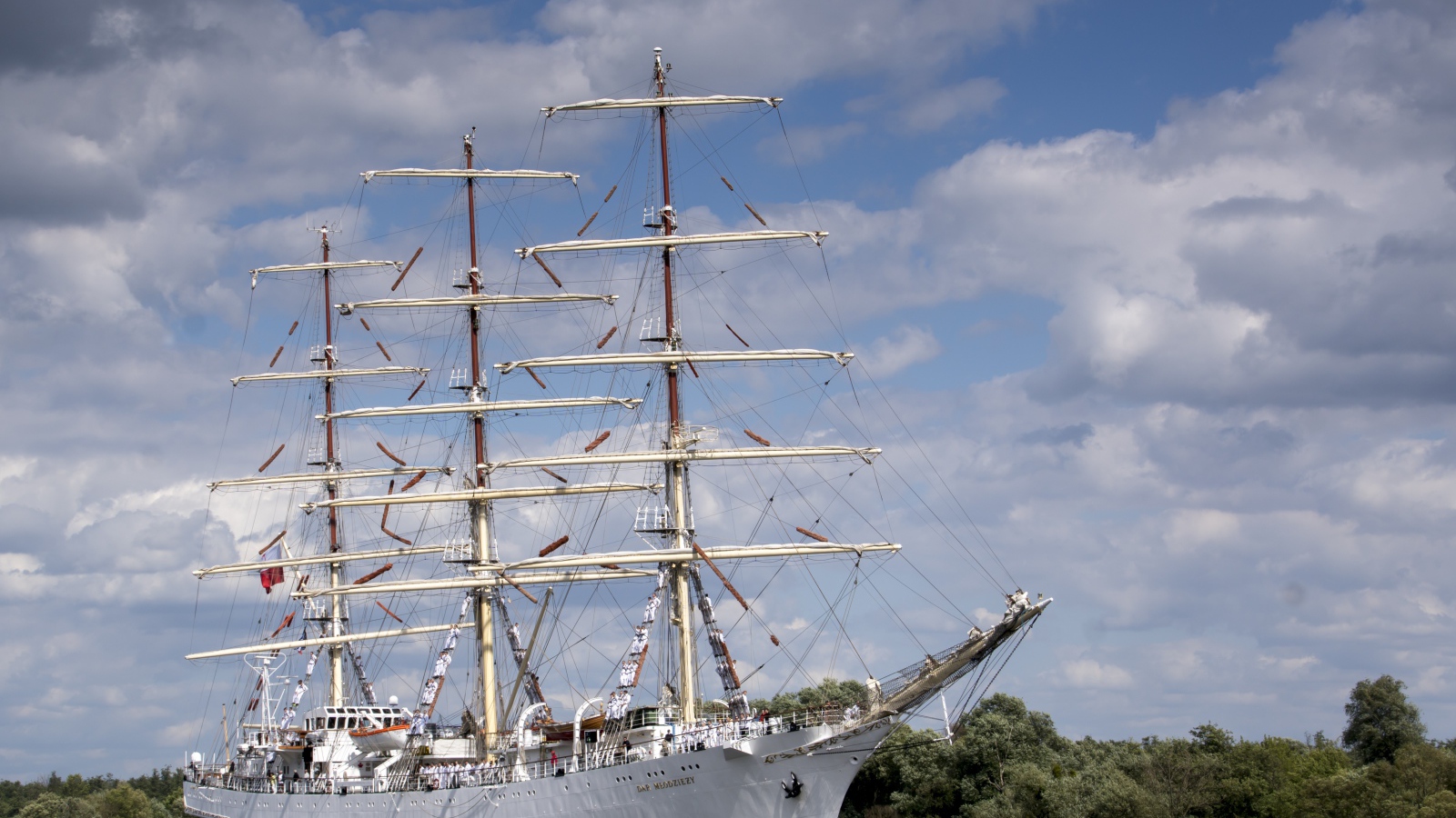 Большой белый корабль с опущенными парусами