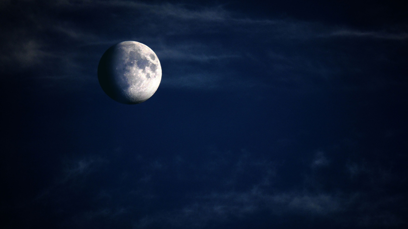 Большая холодная луна в небе