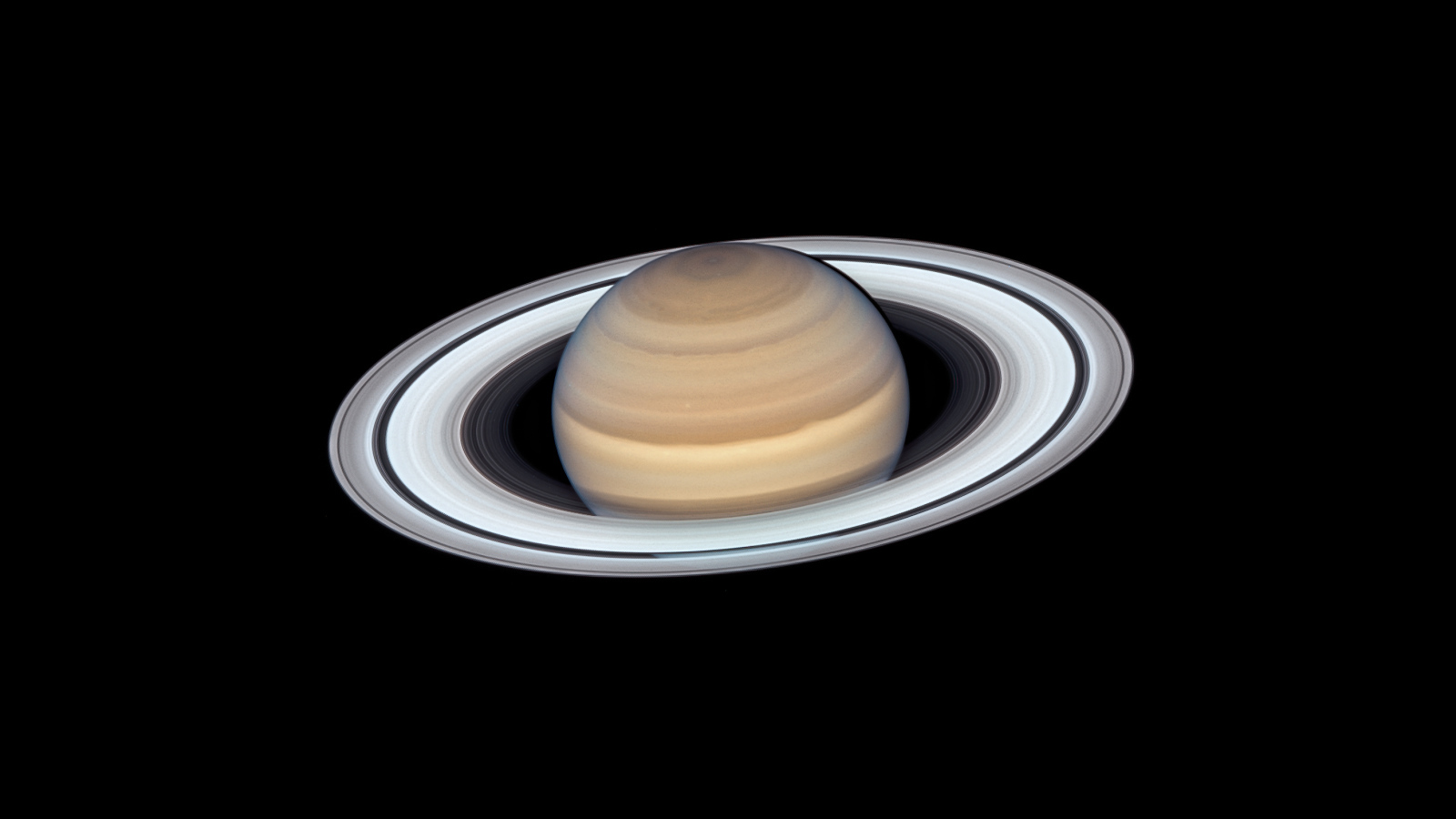 Большая планета Сатурн с кольцами на черном фоне