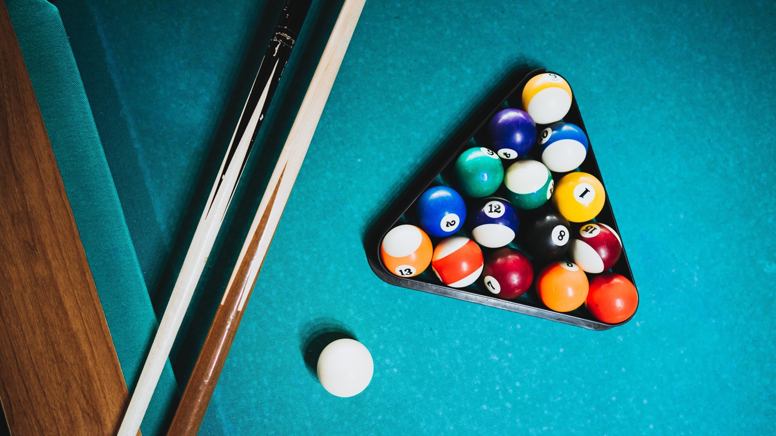 Шары для бильярда на столе с кием