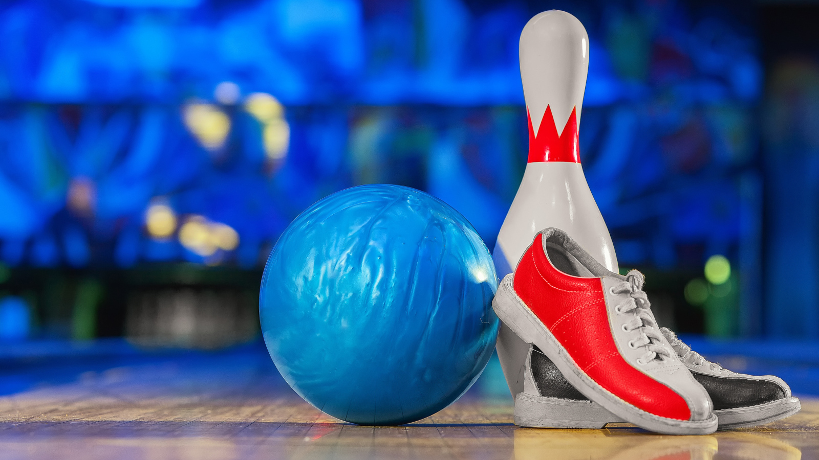 Шар, кегля и кеды для боулинга 