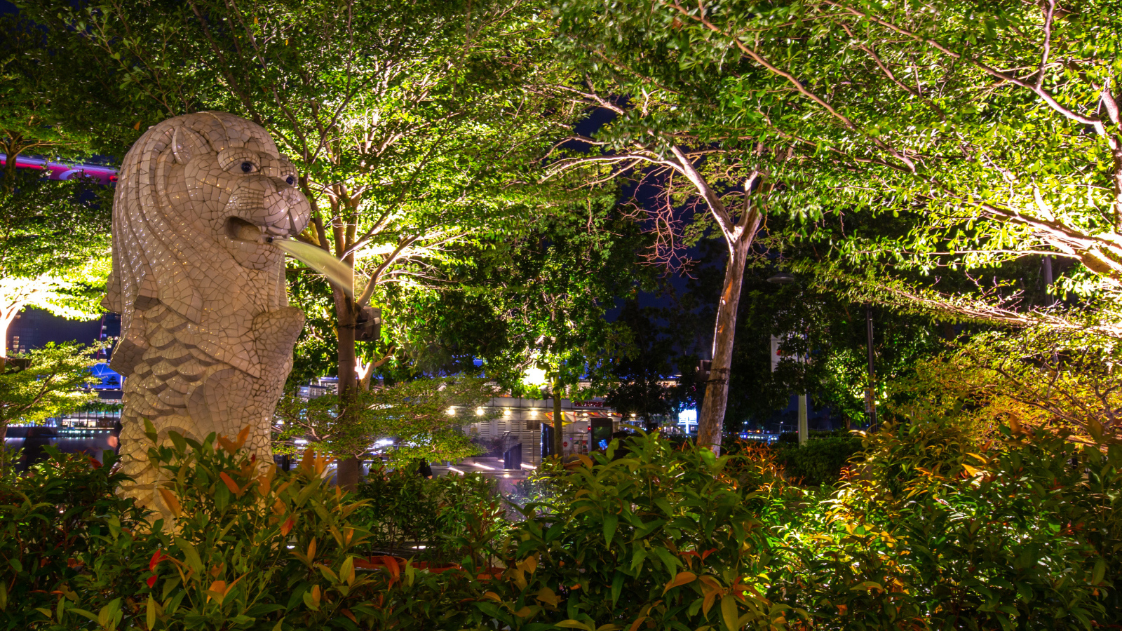 Большой фонтан в форме льва в живописном парке, Сингапур Азия