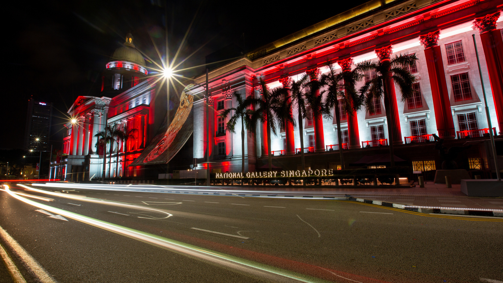Красное здание национальной галереи Сингапура ночью, Азия 
