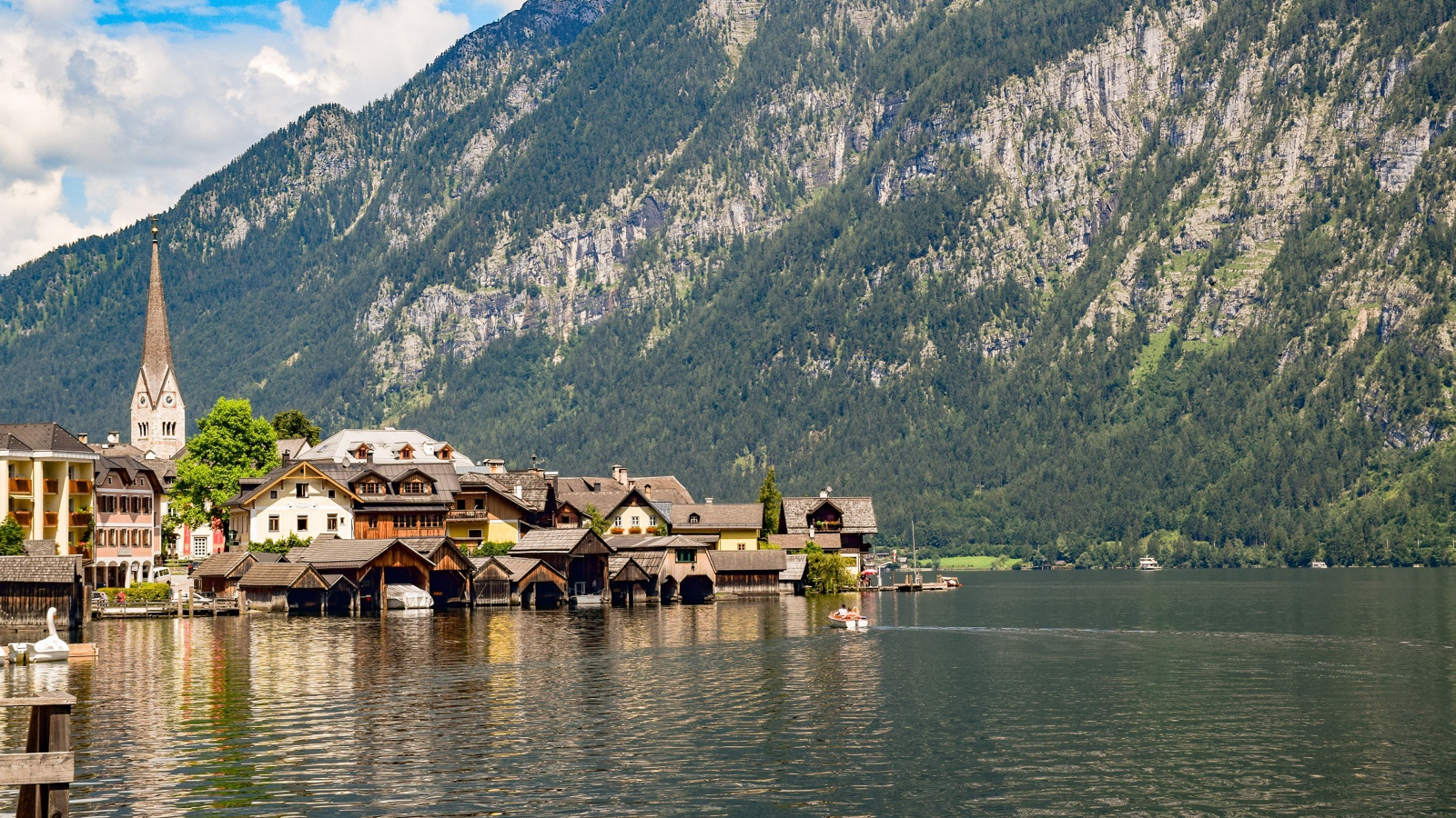 Дома на берегу залива у горы, Австрия 