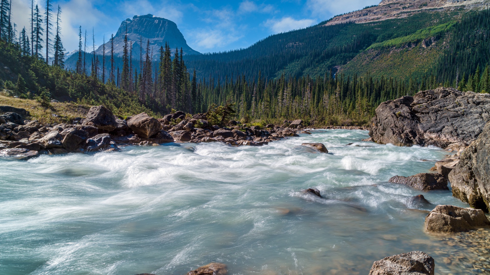 Быстрая холодная горная река, Канада