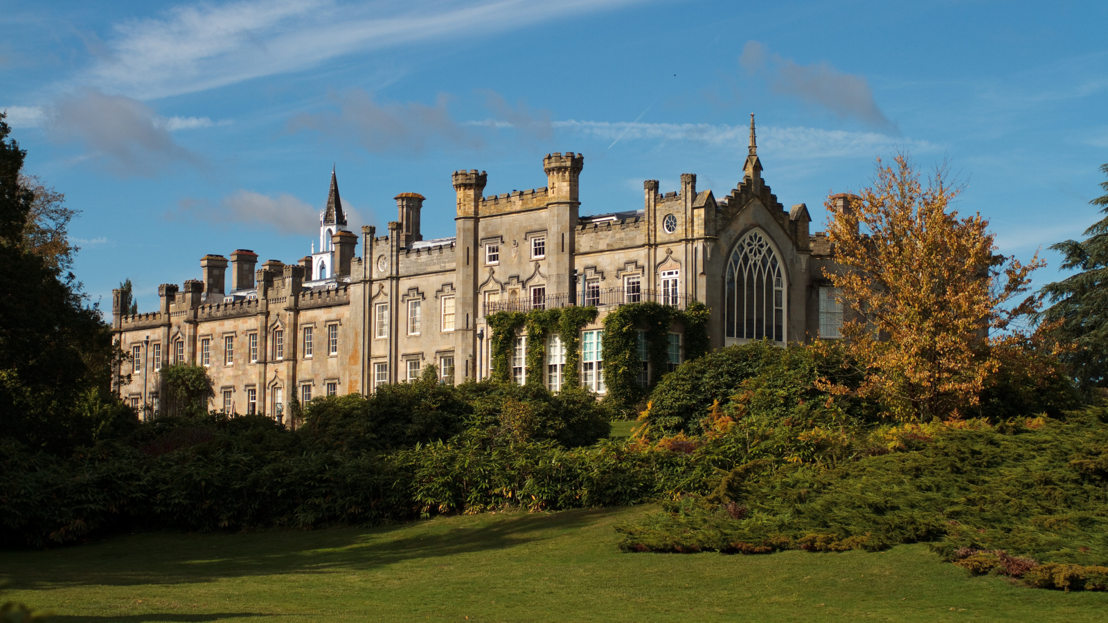 Красивый старинный замок в  Шеффилд парке, Англия