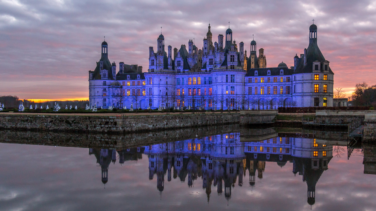 Замок Шамбор отражается в воде в сумерках, Франция